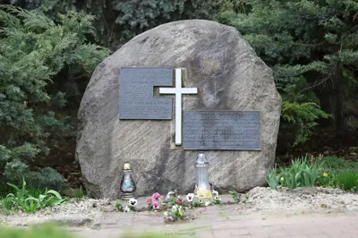 Kamień pamiątkowy męczeństwa ks. Jerzego Popiełuszki
